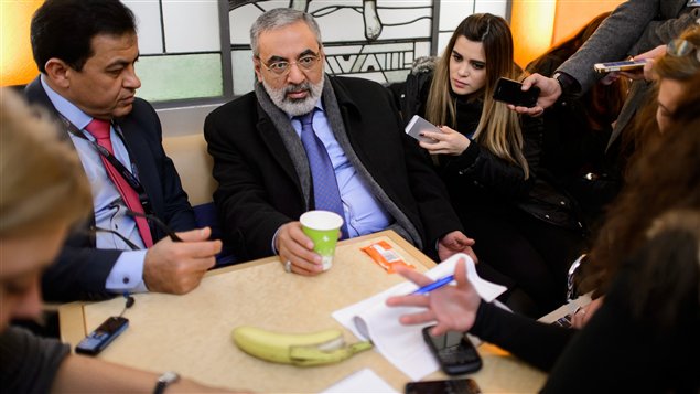 وزير الإعلام السوري عمران الزعبي (وسط الصورة) يجيب اليوم على أسئلة الصحافيين خلال استراحة في جنيف