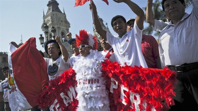 Peruanos celebran el fallo de la CIJ en Lima.