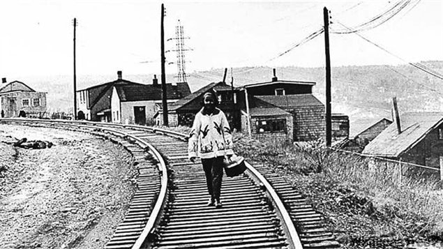 Une femme marche le long d'une voie ferrée au début des années 1960 près d'Halifax en Nouvelle-Écosse dans une petite communauté surnommée Africkville.
