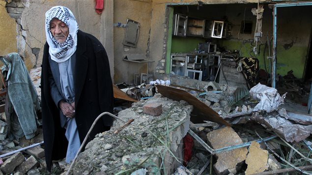 آثار الدمار جراء انفجار سيارة مفخخة في بغداد