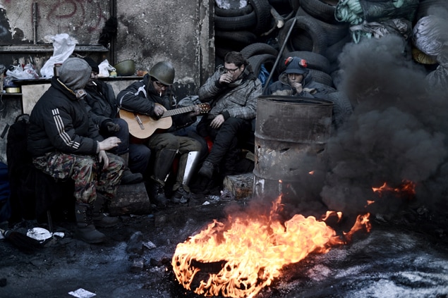 Des manifestants à une barricade dans une rue de Kiev, en Ukraine.