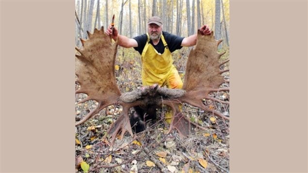 Le chasseur Heinz Naef et le panache qui détient le record mondial.