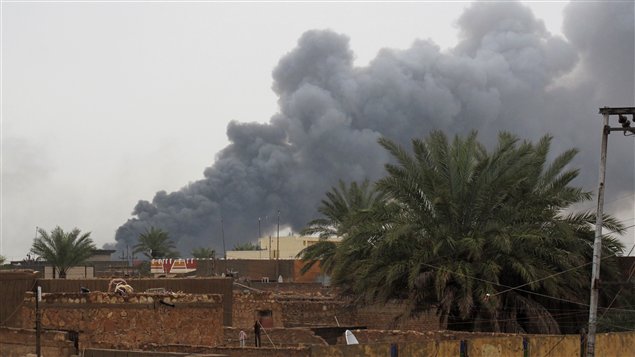 الدخان يتصاعد اليوم في الرمادي مركز محافظة الأنبار في غرب العراق خلال معارك بين قوات الأمن ومقاتلين مناهضين لحكومة نوري المالكي