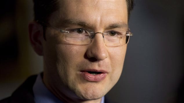 Le ministre responsable de la Réforme démocratique, Pierre Poilievre, déposera mardi un projet de réforme d'Élections Canada.
