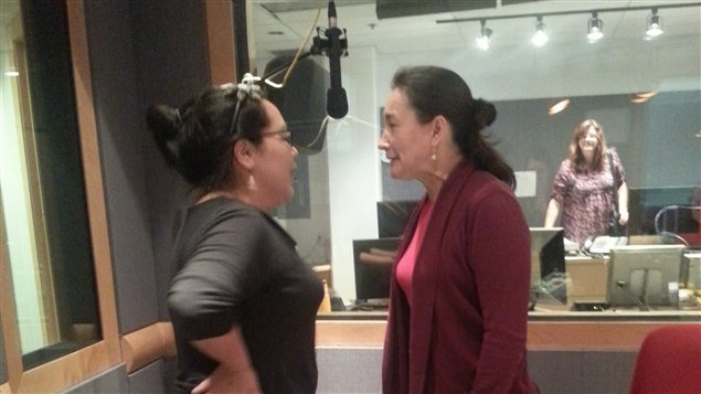 Caroline Novalingua y Lisa Koperqualuq en los estudios de Radio Canadá interpretando un canto de garganta.