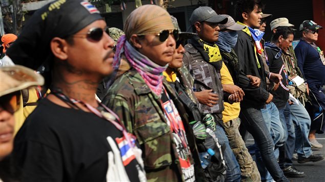 Manifestantes anti gobierno bloquean las oficinas de votación en Tailandia