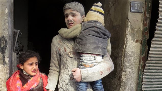 Des enfants sortent d’un édifice après un bombardement sur la ville d’Alep, en Syrie, le 3 janvier.
