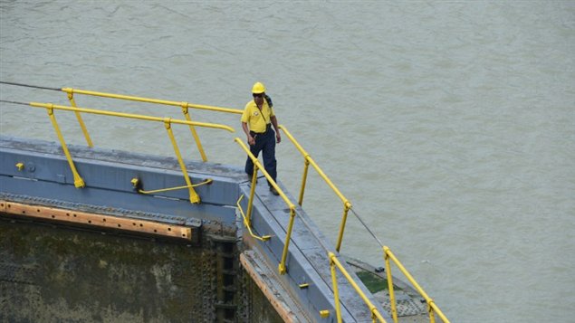 Un obrero camina sobre la esclusa Miraflores del Canal de Panamá.