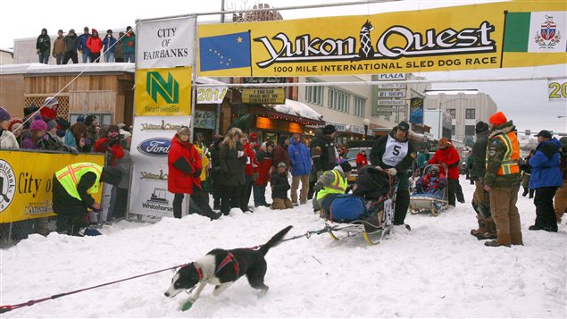 Dave Dalton quitte la ligne de départ de la course, le 1er février, à Fairbanks en Alaska. Il entame sa 24e course vers Whitehorse, au Yukon.