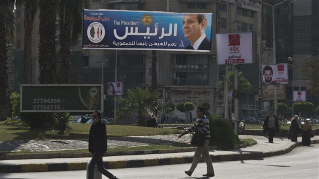 لافتة في وسط القاهرة تحمل صورة قائد الجيش المشير عبد الفتاح السيسي بالزي المدني وعبارة "نعم للسيسي رئيساً للجمهورية"