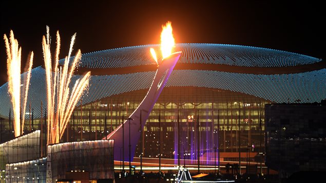 Des feux d'artifices derrière la vasque olympique, à Sotchi