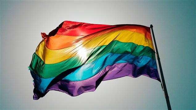 Le drapeau arc-en-ciel est principalement connu comme celui de la communauté lesbienne, gay, bisexuelle et transsexuelle (LGBT).