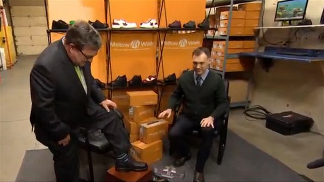 El ministro de Finanzas, Jim Flaherty comprando zapatos nuevos, antes de la presentación del presupueto, como lo quiere la tradición. 
