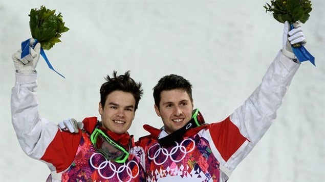 Mikael Kingsbury (izq) y Alex Bilodeau (der) medallas de Bronce y Oro respectivamente en Esquí acrobático-Mogul (Montículos)