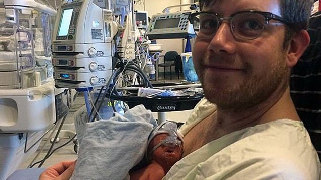Dylan Benson et son nouveau-né, Iver