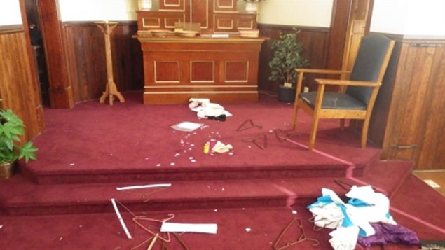 أغراض مبعثرة في كنيسة سانت جون في قرية إدنوُولد في ساسكاتشيوان بعد تعرضها للسرقة بواسطة الخلع والكسر