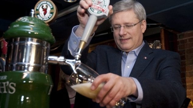 Le premier ministre du Canada, Stephen Harper. Le bureau du premier ministre affirme que Stephen Harper n’a jamais essayé le cannabis et qu’il souffre d’ailleurs d’asthme, ce qui l’empêche de fumer quoi que ce soit.