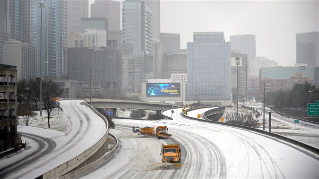 Rues enneigées et désertes à Atlanta, en Georgie, après le passage de la tempête hivernale