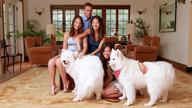Amy Chua (au centre), son mari Jeb Rubenfeld, leurs deux filles et leurs chiens. Amy Chua (au centre), son mari Jeb Rubenfeld, leurs deux filles et leurs chiens.