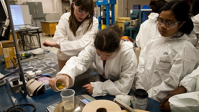 Des adolescentes participent à un atelier scientifique. Des adolescentes participent à un atelier scientifique.