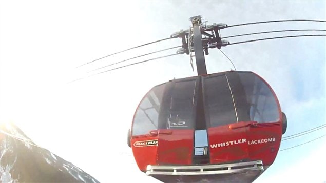 La cabine du téléphérique Peak 2 Peak de Whistler Blackcomb a été endommagée par un cascadeur de fortune qui a fait un saut extrême en parachute.