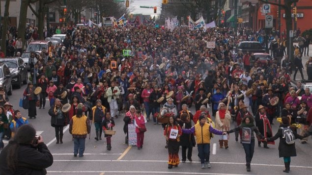 Des centaines de personnes ont participé vendredi à la 23e marche annuelle vancouvéroise en l'honneur des femmes tuées ou portées disparues.