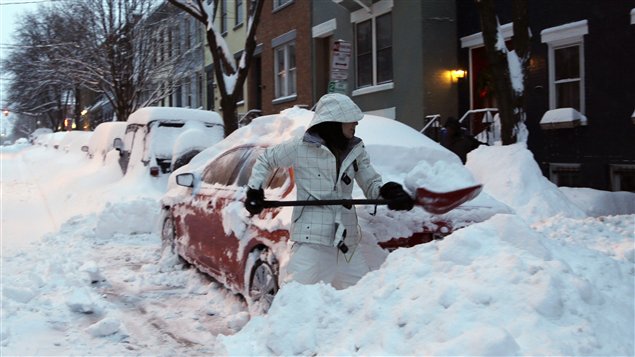 Residente de Albany, en el estado de Nueva York extrayendo su auto de la nieve.