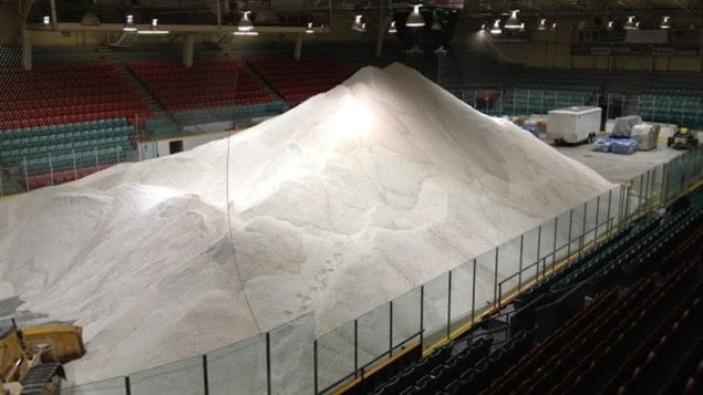 La Ville de Windsor où se trouve la mine de sel Windsor Salt a constitué des réserves d'urgence de sel dans une ancienne patinoire couverte.