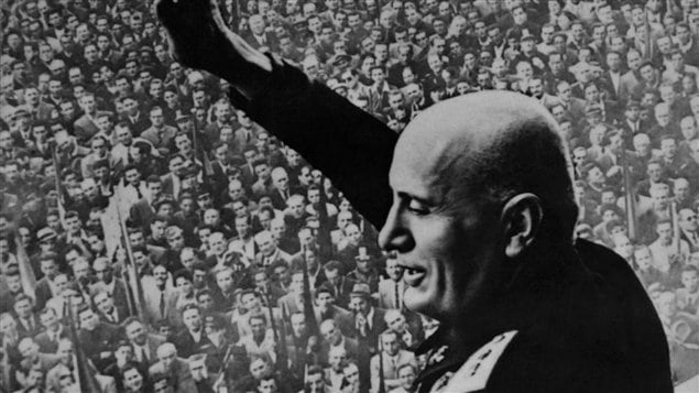 Benito Mussolini s'adresse à la foule (date inconnue) Benito Mussolini s'adresse à la foule (date inconnue)