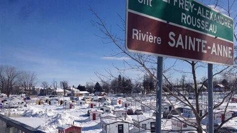 La pêche blanche est une activité hivernale de plus en plus populaire chez les Québécois. Elle est pratiquée dans plusieurs municipalités, dont Sainte-Anne-de-la-Pérade, réputée pour sa pêche au poulamon atlantique ou aux poissons des chenaux. Ce village est situé près de l'embouchure de la rivière Sainte-Anne, le long du Chemin du Roy qui relie Montréal et Québec et qui longe toute la Rive-Nord du fleuve Saint-Laurent.