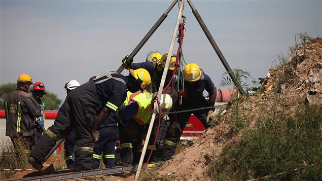 Des secouristes tentent de libérer les mineurs coincés sous terre en Afrique du Sud.