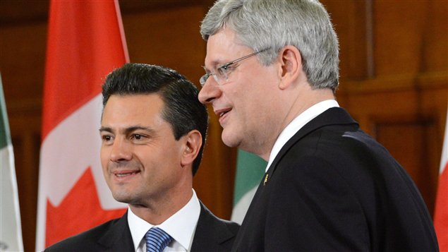 رئيس الحكومة ستيفن هاربر (إلى اليمين) لدى استقباله الرئيس المكسيكي انريكي بينيا نييتو في اوتاوا في كانون الثاني نوفمبر 2012