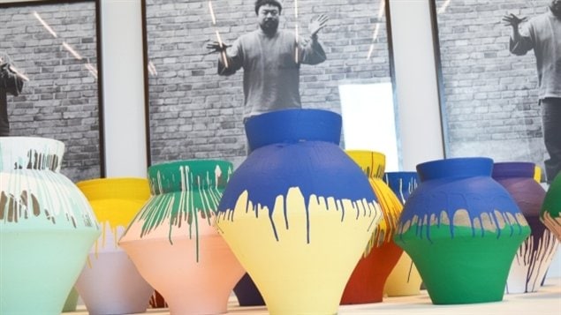 在Perez Art Museum 展出的艾未未“彩色的花瓶“中的一件被人砸碎。