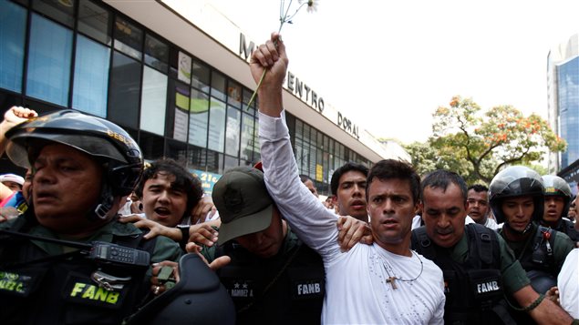 L'opposant Leopoldo Lopez escorté par les policiers