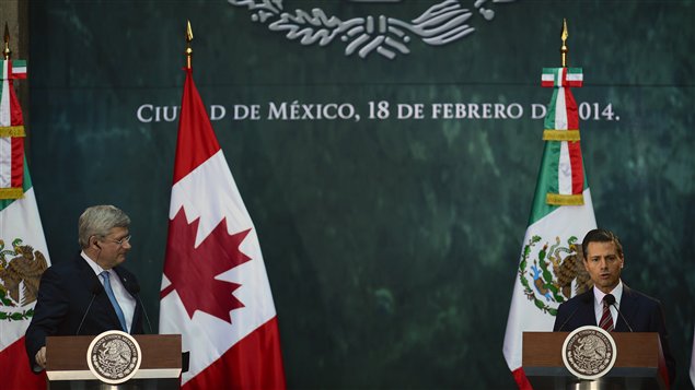 الرئيس المكسيكي إنريكه بينيا نييتو (إلى اليمين) وضيفه رئيس الحكومة الكندية ستيفن هاربر في مؤتمرهما الصحافي اليوم في القصر الوطني في العاصمة المكسيكية، مكسيكو
