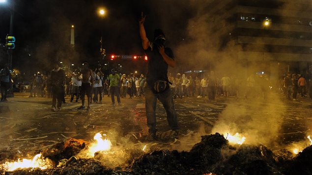 Manifestantes desafiando a la policía en Venezuela. 