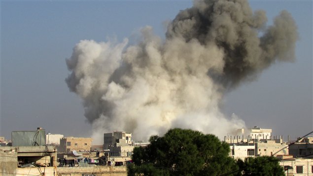الدخان يتصاعد اليوم من الأحياء السكنية في مدينة الأتارب غرب حلب في شمال سوريا إثر غارة لسلاح الجو السوري