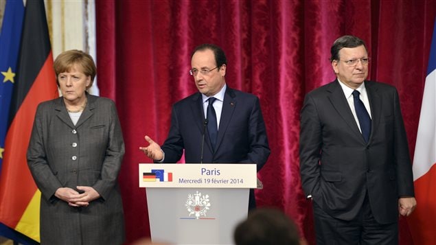 La chancelière allemande Angela Merkel (gauche), le président français François Hollande (centre) et le président de la commission européenne Jose Manuel Barroso (droite) réunis à l'Élysée mercredi de cette semaine.