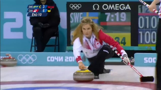 Jennifer Jones lanza la última piedra que le dará el oro a Canadá.