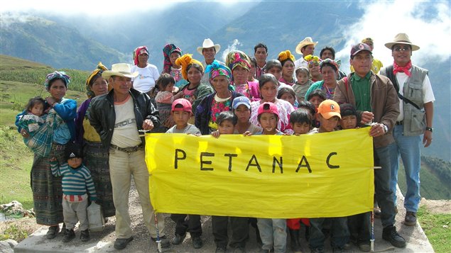 La comunidad indígena de Petanac, en Guatemala, que recibe ayuda de un grupo de canadienses para volver a sus tierras. Los Mayas de esta comunidad fueron víctimas de una masacre, ocurrida en 1982, ordenada por la dictadura.  