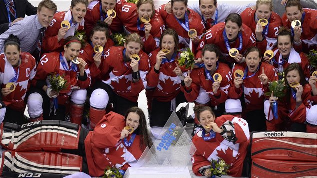 Les joueuses de hockey canadiennes médaillées d'or aux Jeux de Sotchi Les joueuses de hockey canadiennes médaillées d'or aux Jeux de Sotchi