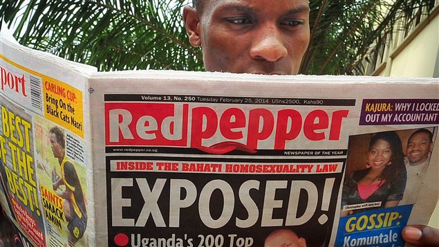 Un ugandés lee el periódico "Red Pepper" de la ciudad de Kampala. Hoy, martes 25 de febrero del 2014, ese medio impreso publicó una lista de los que llamó "los 200 principales homosexuales" del país. La publicación se da 24 horas después de promulgada una ley anti-gay.  
