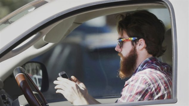 أونتاريو ترفع الغرامة من 155 إلى 280 دولاراً للسائقين المستخدمين الهاتف الخليوي وأجهزة إلكترونية أخرى أثناء القيادة