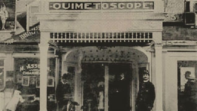 À partir du 1er janvier 1906, date d’ouverture du Ouimetoscope, de nombreuses salles de cinéma seront créées dans la région de Montréal. On y en compte déjà 28 en 1908.