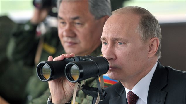 الرئيس الروسي وعن يمينه وزير الدفاع خلال مناورات عسكرية سابقة