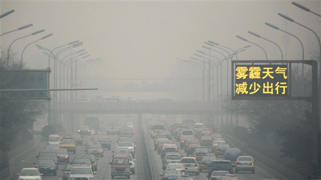 星期二的北京一高速公路，雾霾天气下，车辆依然拥堵。