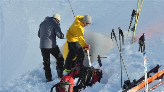 Une équipe de l’Association des avalanches du Yukon examine le manteau de neige afin de déterminer les risques d’avalanches.