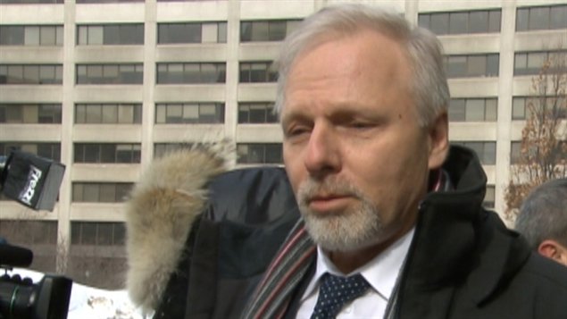 负责蒙特利尔事务的魁北克党成员里瑟表示，英裔民众应该留下来。