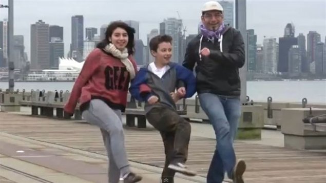 Capture d’écran de la vidéo d’Amina et Loig Morin, des immigrants français qui remercient Vancouver en dansant dans la ville, à la manière de la chanson *Happy* de Pharrell Williams.