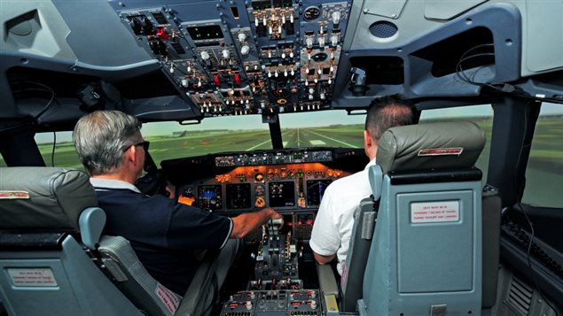Un pilote en formation dans un simulateur de vol construit par CAE 